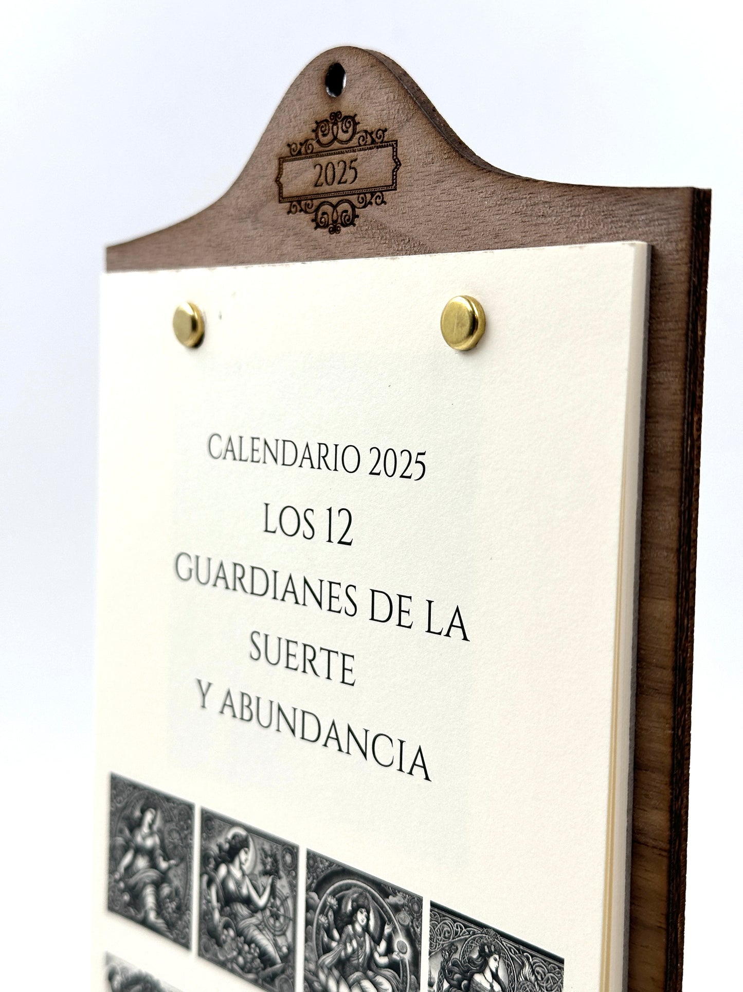 CALENDARIO 2025 - EDICIÓN LIMITADA CON BASE DE MADERA. LOS 12 GUARDIANES DE LA SUERTE Y LA ABUNDANCIA