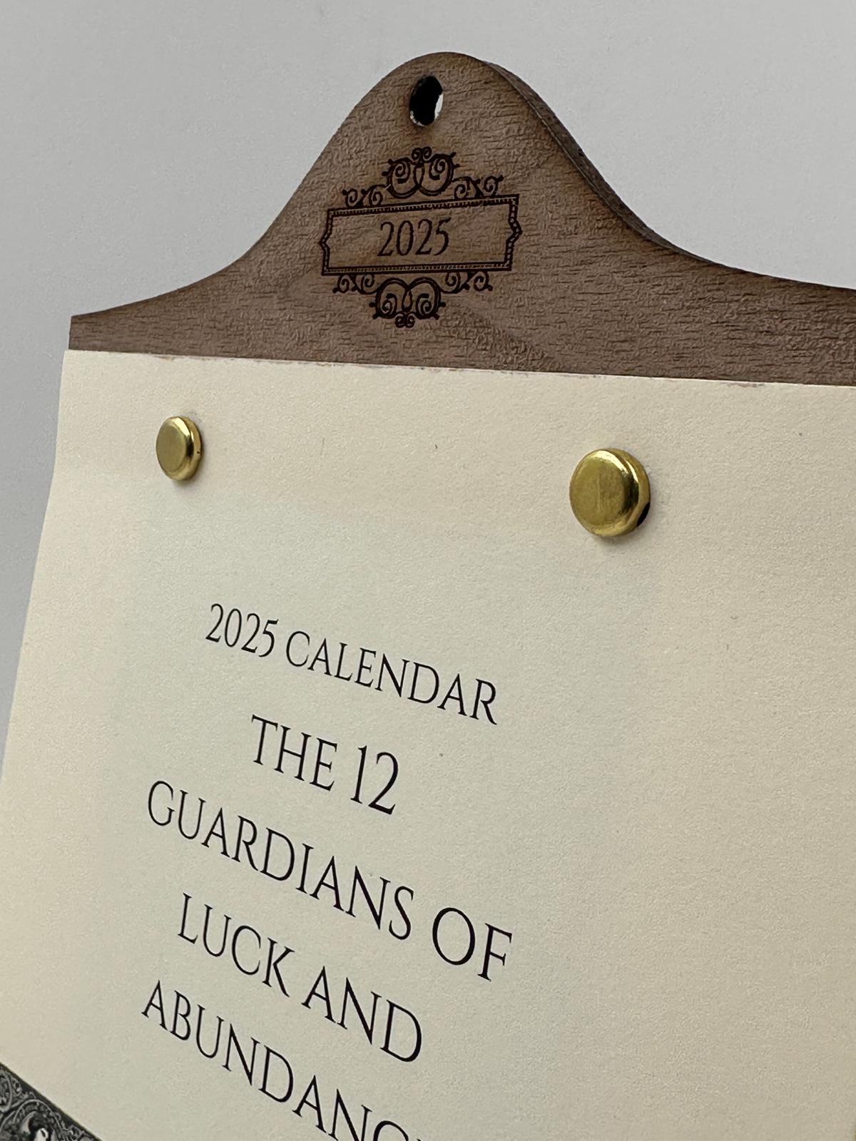 CALENDARIO 2025 - EDICIÓN LIMITADA CON BASE DE MADERA. LOS 12 GUARDIANES DE LA SUERTE Y LA ABUNDANCIA